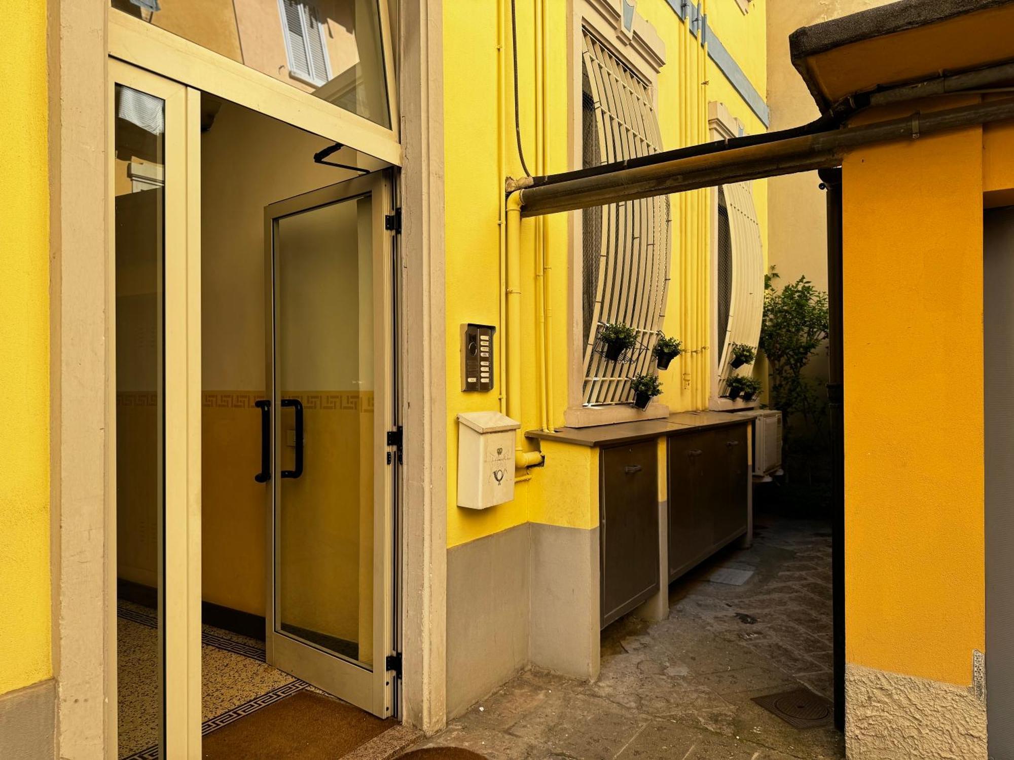 Regina Milano In Verona - Sky Tv, Wifi E Breakfast Box Apartman Kültér fotó